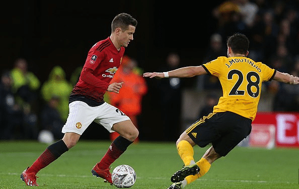 伍在场上拼 伍在场上拼